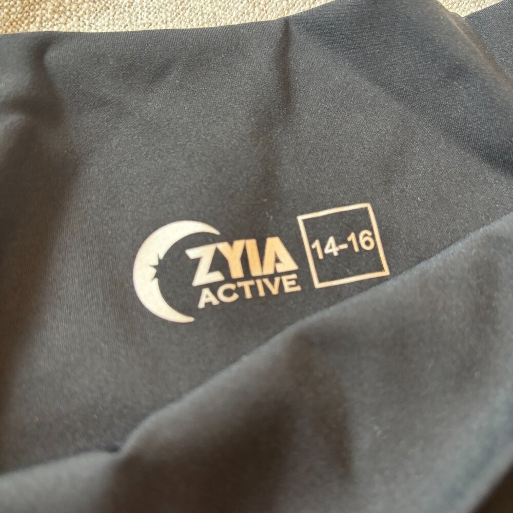 Like New - ZYIA Active Black/Leopard-Striped Hi-Rise Cropped Leggings - Picture 4 of 6